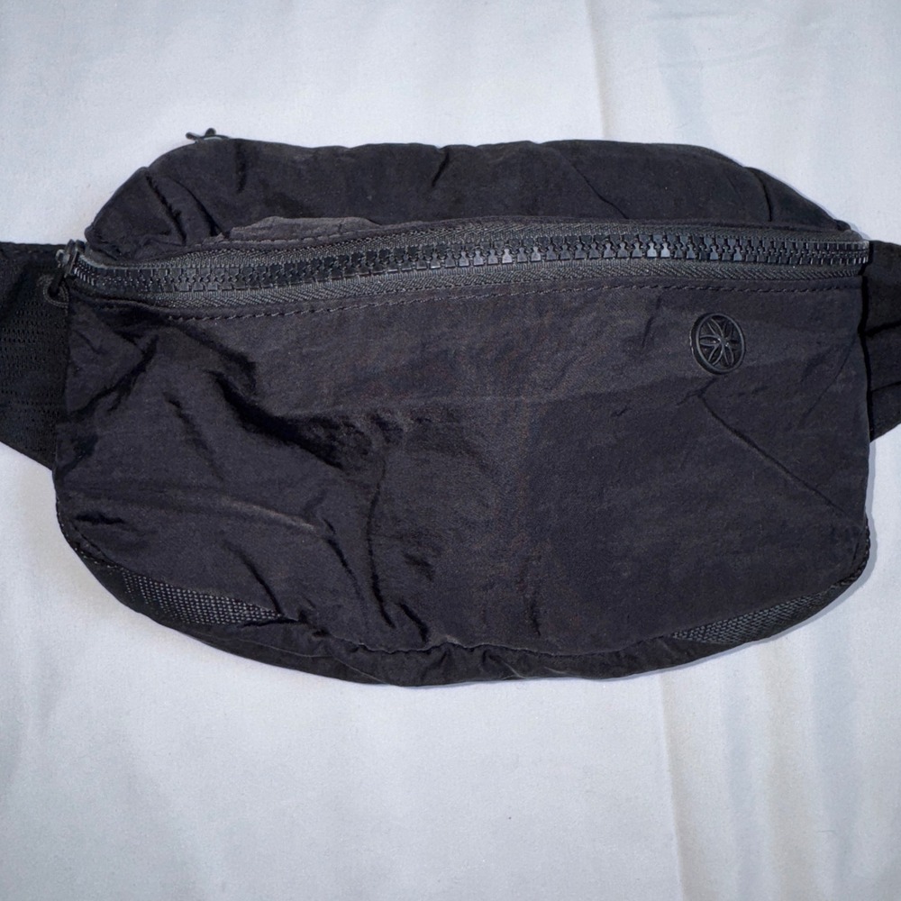Gaiam Black Nylon Belt Bag Adjustable Strap Fanny Pack Athletic Waist Bag